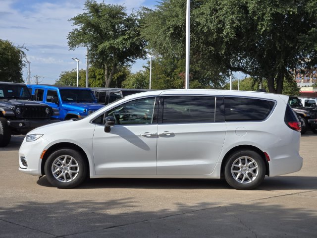 Certified 2024 Chrysler Pacifica Touring-L FWD image 4