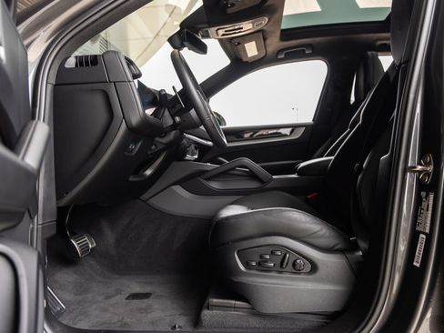 Certified 2025 Porsche Cayenne S w/ Premium Package Plus AWD/4WD image 24