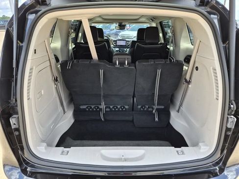 Used 2022 Chrysler Pacifica Limited FWD image 9