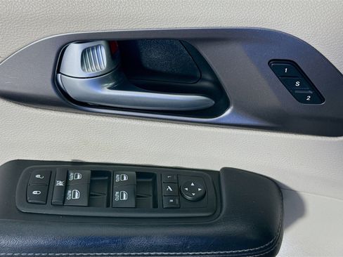 Used 2017 Chrysler Pacifica Limited w/ UConnect Theater Package FWD image 24