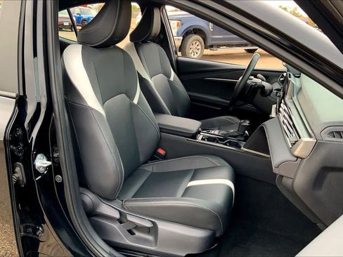 Used 2025 Toyota Camry SE image 8