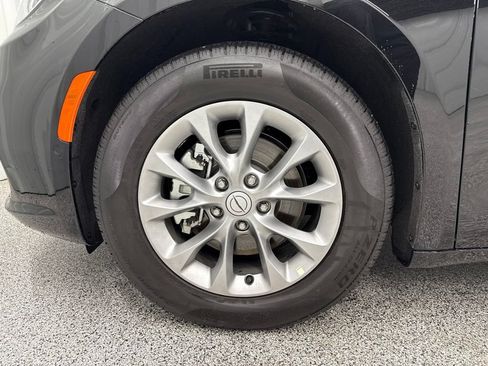Used 2026 Chrysler Pacifica Limited w/ Uconnect Theater Family Group FWD image 9