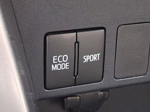 Used 2018 Toyota RAV4 LE image 22