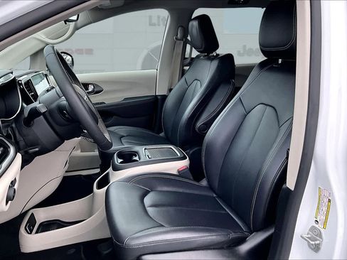 Used 2024 Chrysler Pacifica Touring-L image 11