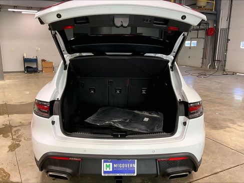 Used 2023 Porsche Macan AWD/4WD image 35