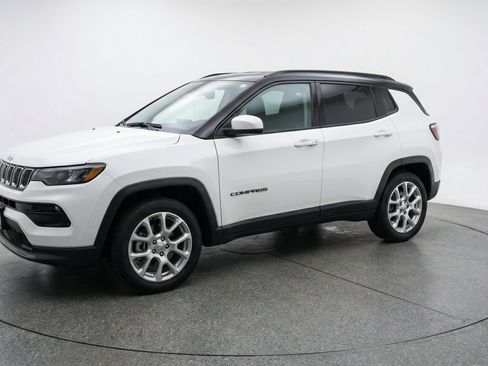 Used 2025 Jeep Compass Limited AWD/4WD image 3