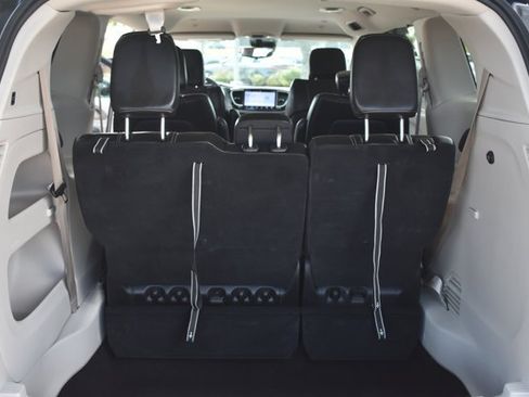 Used 2024 Chrysler Pacifica Touring-L FWD image 18