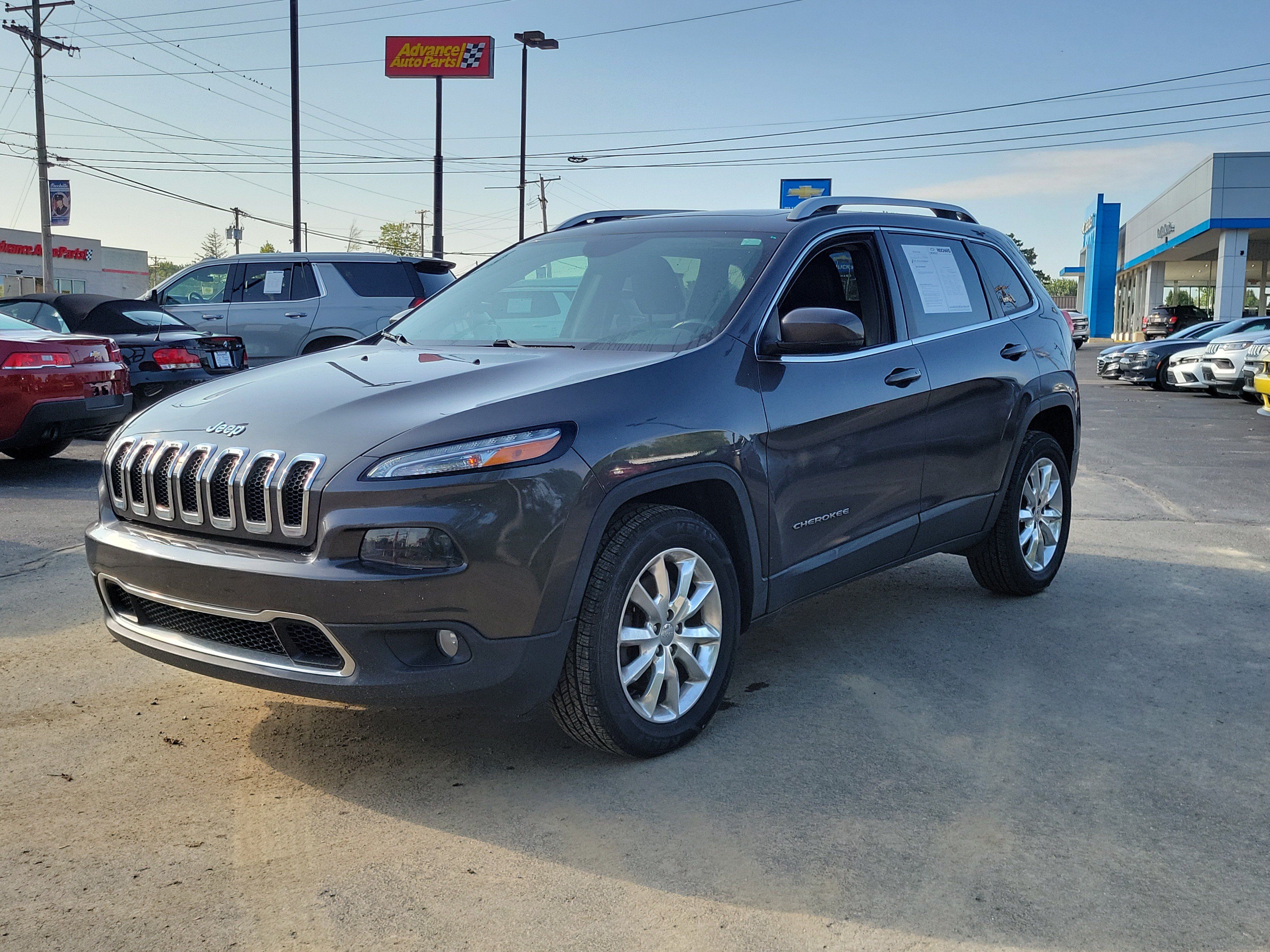 Used 2017 Jeep Cherokee Limited AWD/4WD image 2