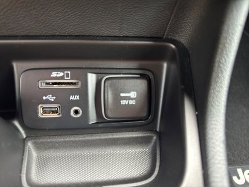 Used 2015 Jeep Cherokee Latitude AWD/4WD image 27