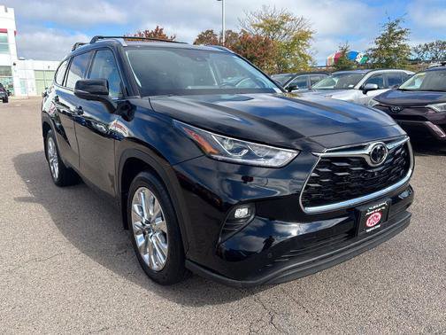 Used 2024 Toyota Highlander Limited AWD/4WD image 11