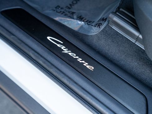 Certified 2025 Porsche Cayenne E-Hybrid Coupe AWD/4WD image 11