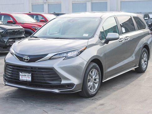 New 2026 Toyota Sienna LE FWD image 3