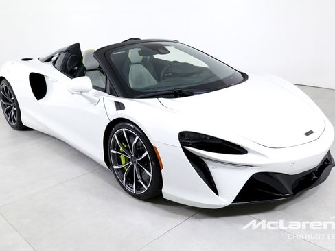 Used 2025 McLaren Artura Spider image 4