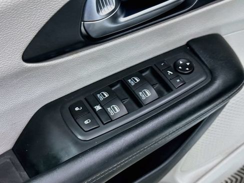 Used 2020 Chrysler Pacifica Limited FWD image 18