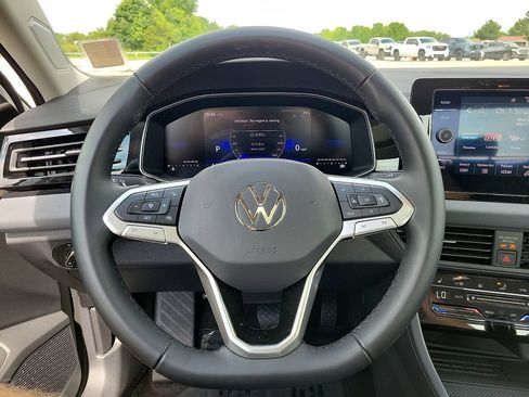 Used 2025 Volkswagen Jetta SE FWD image 19