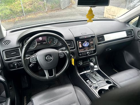Used 2012 Volkswagen Touareg Sport image 14