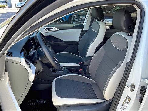 Used 2025 Volkswagen Taos SE image 9