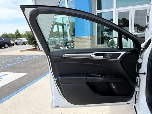 Used 2018 Ford Fusion SE w/ Equipment Group 602A FWD image 11