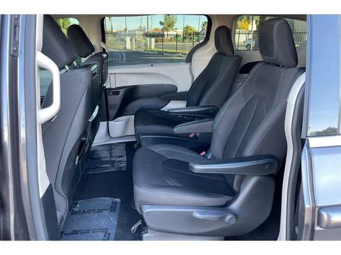 Used 2021 Chrysler Pacifica Touring w/ Uconnect Theater Family Group image 14
