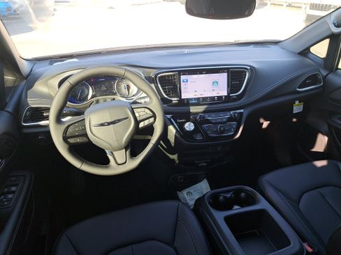 New 2026 Chrysler Pacifica Select image 8