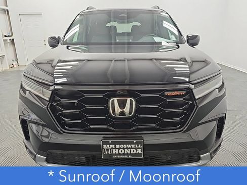 Used 2025 Honda Pilot TrailSport image 4