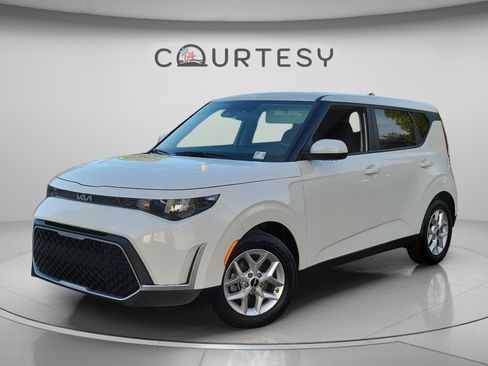 Used 2025 Kia Soul LX w/ LX Technology Package FWD image 1
