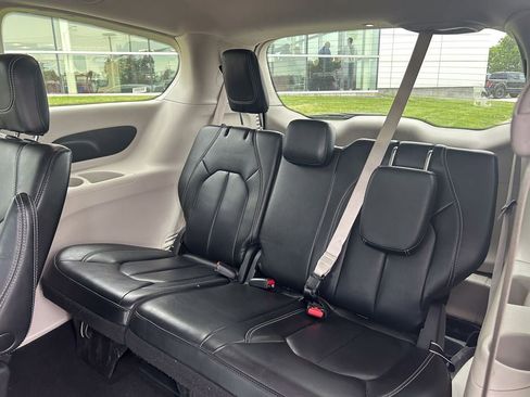Used 2023 Chrysler Pacifica Touring-L FWD image 15