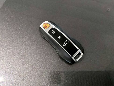 Used 2025 Porsche Cayenne image 36