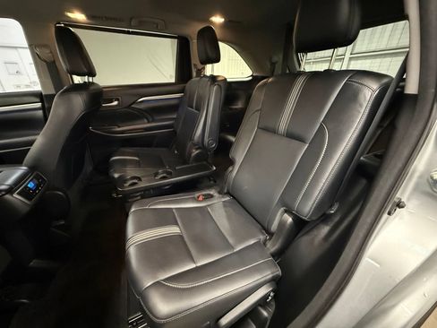 Used 2018 Toyota Highlander SE FWD image 19