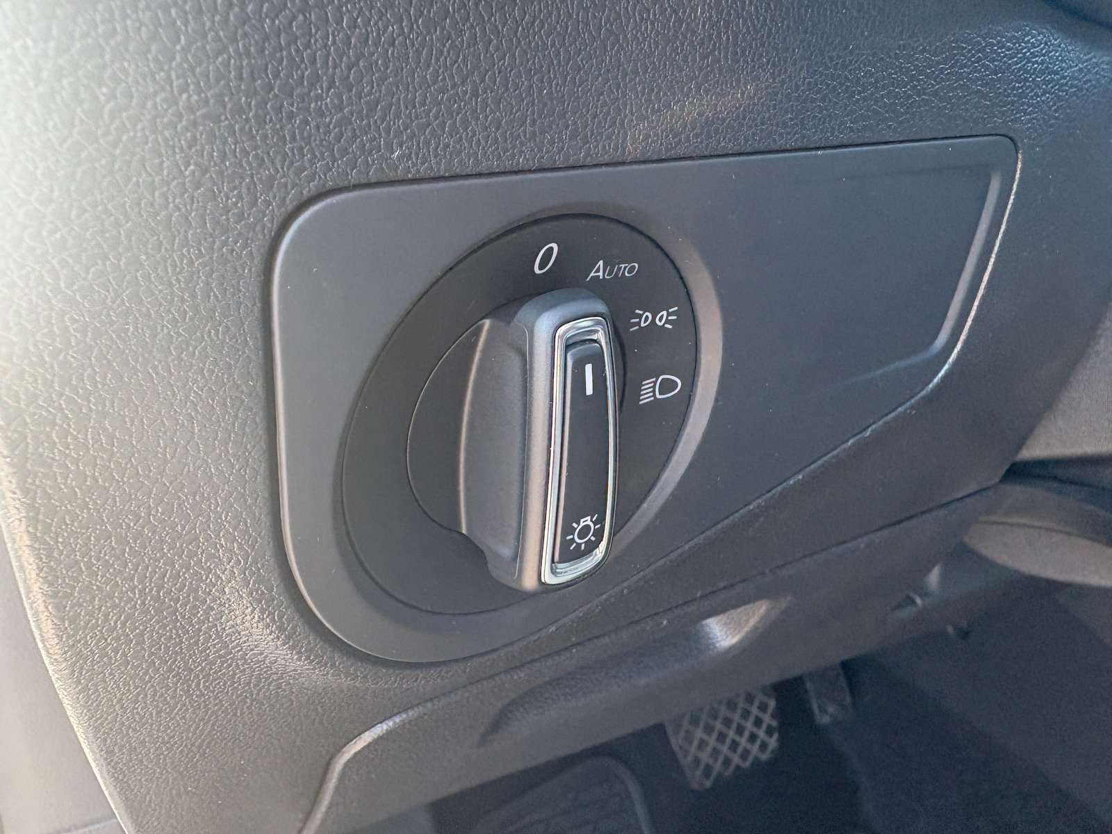 Used 2019 Volkswagen Tiguan SE FWD image 17