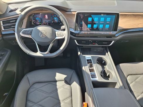 Certified 2026 Volkswagen Atlas SE FWD image 9
