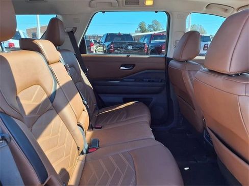 Used 2024 Nissan Pathfinder Platinum w/ Cargo Package image 17