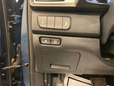 Used 2017 Kia Niro LX image 16