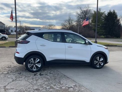 Used 2022 Chevrolet Bolt EUV LT w/ Convenience Package image 9