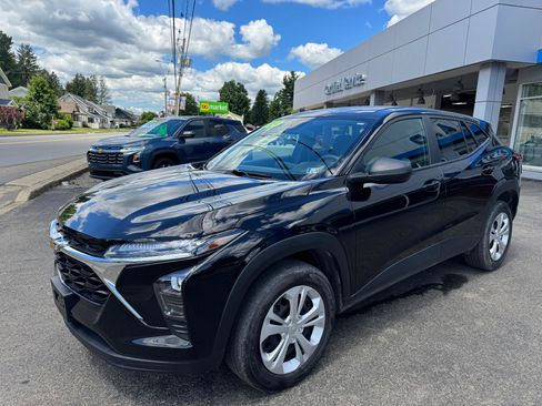 Used 2024 Chevrolet Trax LS FWD image 11