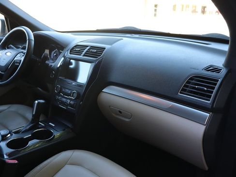 Used 2019 Ford Explorer XLT w/ Equipment Group 202A AWD/4WD image 17