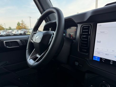 Used 2025 Ford Bronco Badlands image 32