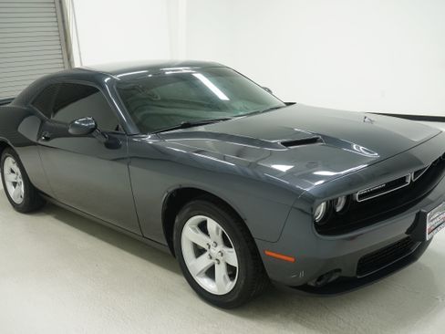 Used 2019 Dodge Challenger SXT RWD image 3