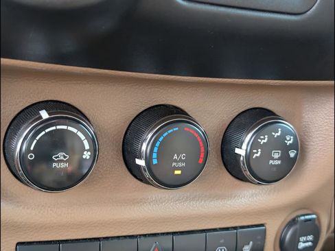Used 2016 Jeep Wrangler Unlimited Sahara w/ Connectivity Group AWD/4WD image 13