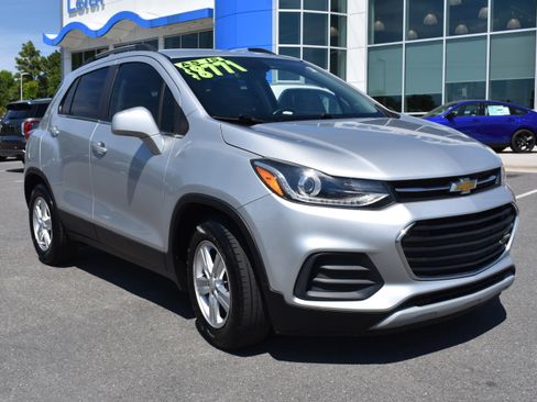 Used 2020 Chevrolet Trax LT w/ Sun & Sound Package image 3