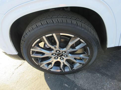 Certified 2026 GMC Acadia Denali Ultimate w/ LPO, All-Weather Package AWD/4WD image 15