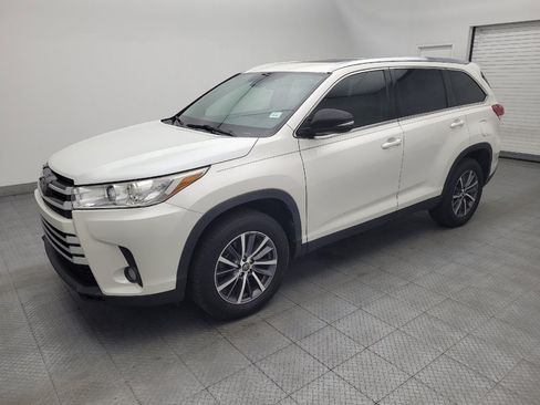 Used 2019 Toyota Highlander XLE FWD image 2