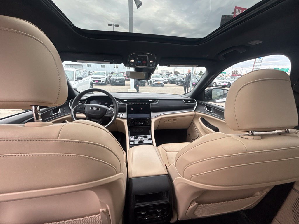 Used 2023 Jeep Grand Cherokee Limited w/ Luxury Tech Group II AWD/4WD image 14