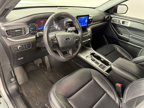 Used 2020 Ford Explorer XLT w/ Equipment Group 202A RWD image 4