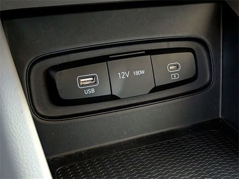 Used 2025 Hyundai Venue SEL image 23