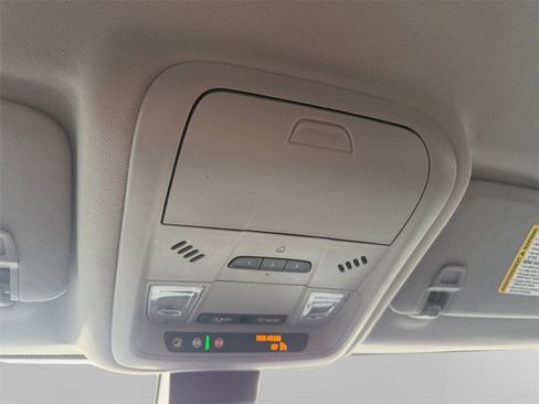 Used 2023 GMC Terrain SLT image 22