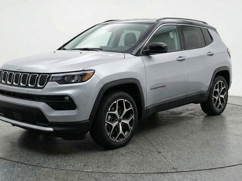 Used 2025 Jeep Compass Limited AWD/4WD image 3