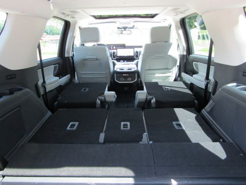Used 2025 Ford Expedition Platinum w/ Platinum Ultimate Package AWD/4WD image 16