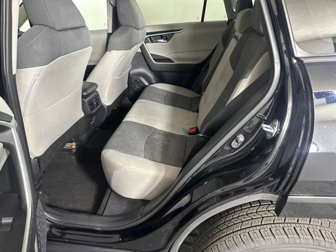 Used 2021 Toyota RAV4 XLE w/ Convenience Package FWD image 21