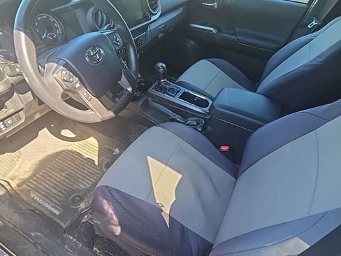 Used 2018 Toyota Tacoma TRD Sport AWD/4WD image 12